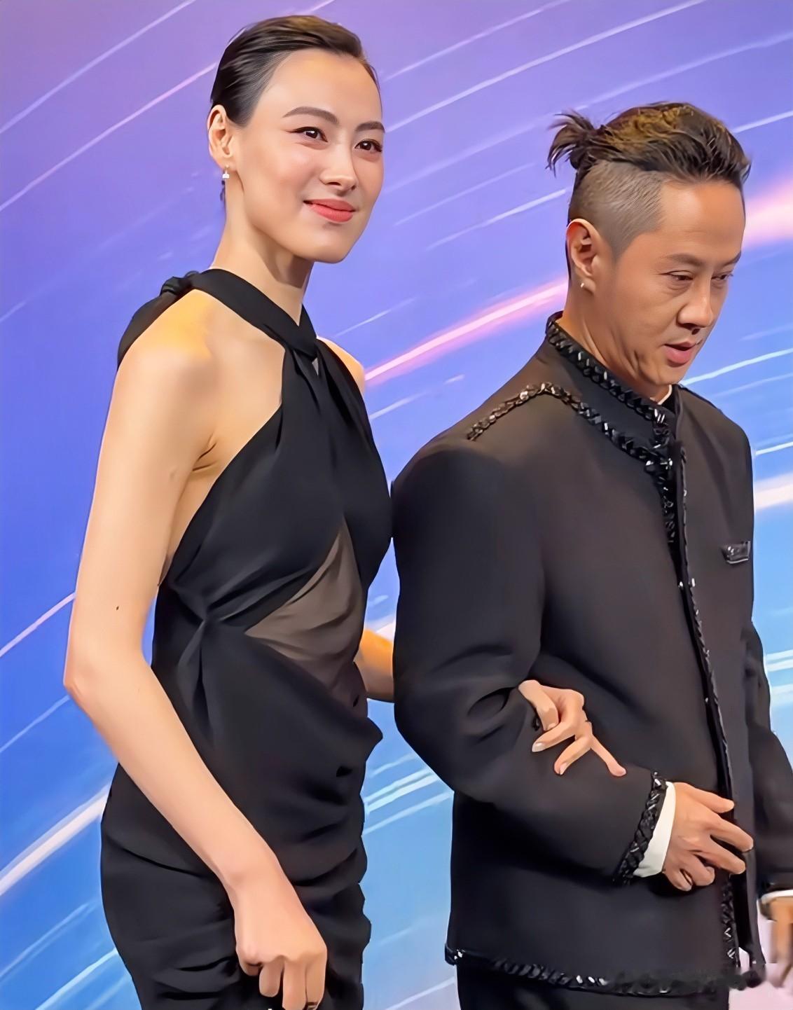 这俩人真“般配”！马浴柯“不简单”，梁洛施可是有三个“儿子”的人！梁洛施走起