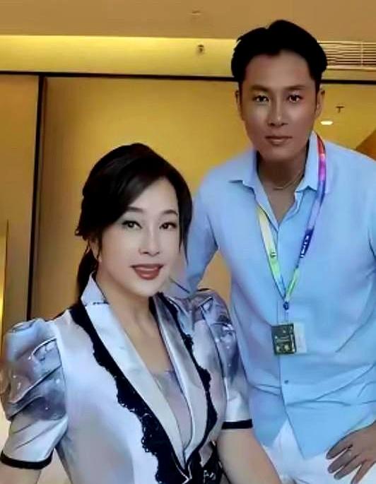 27岁还在发霉的地下室里打着地铺吃泡面，转头就拎着行李搬进了65岁娱乐圈大腕的超