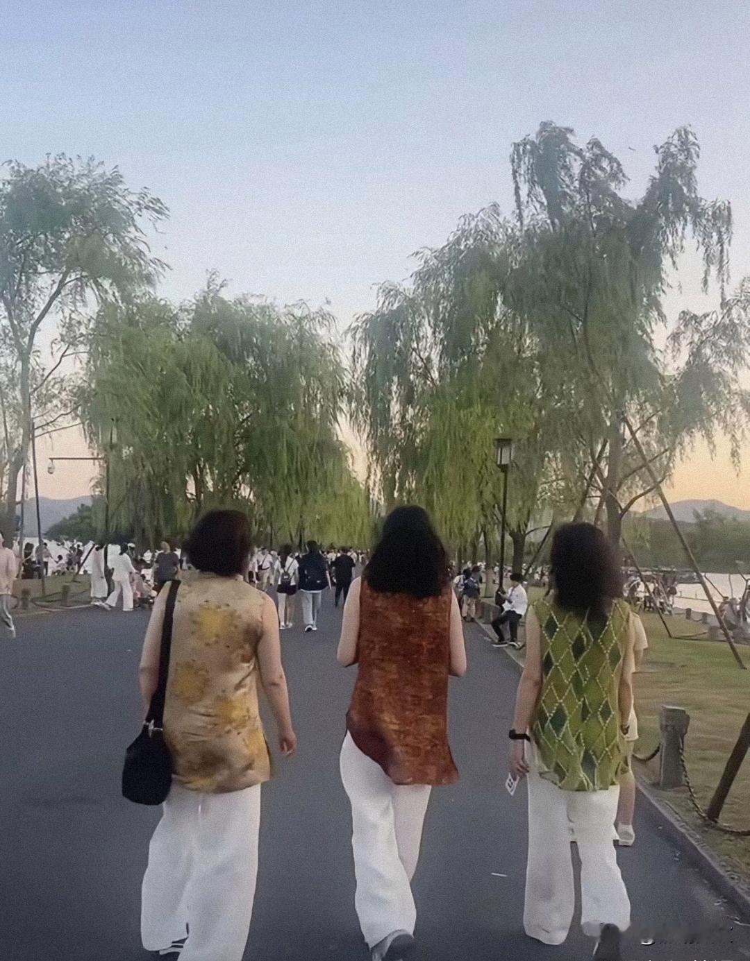 中国阿姨为何爱穿白裤子您知道原因吗？我个人感觉爱穿白色裤子的女人一定是勤快的