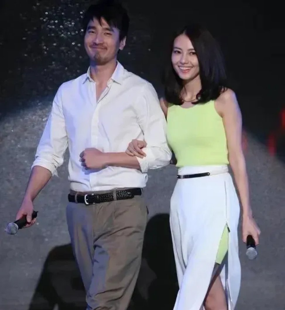 秋日午后，45岁的高圆圆和41岁的赵又廷带着7岁的女儿Rhea，现身台北一公园。夫妻俩打扮休闲一路热