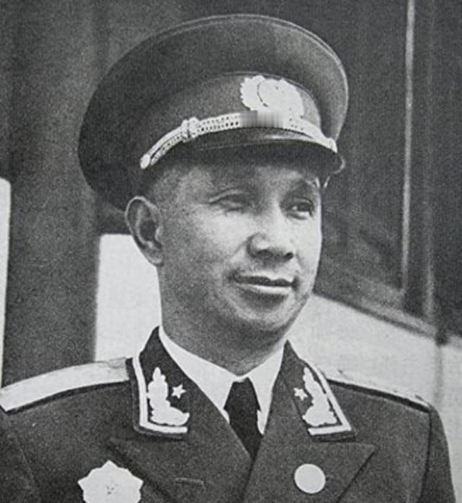 1958年伟人与肖劲光大将会谈时，突然问起粟裕，想知道肖劲光对粟裕这个人的看法吗