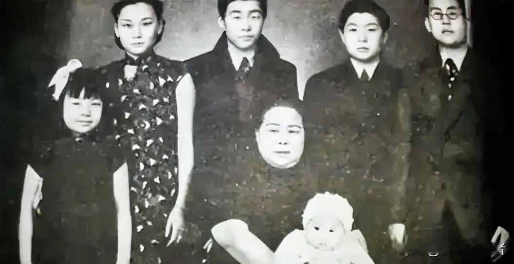 1938年1月，国民党上将韩复榘被枪决，次日上午，郑洞国带着卫士乘车来到漯河与高