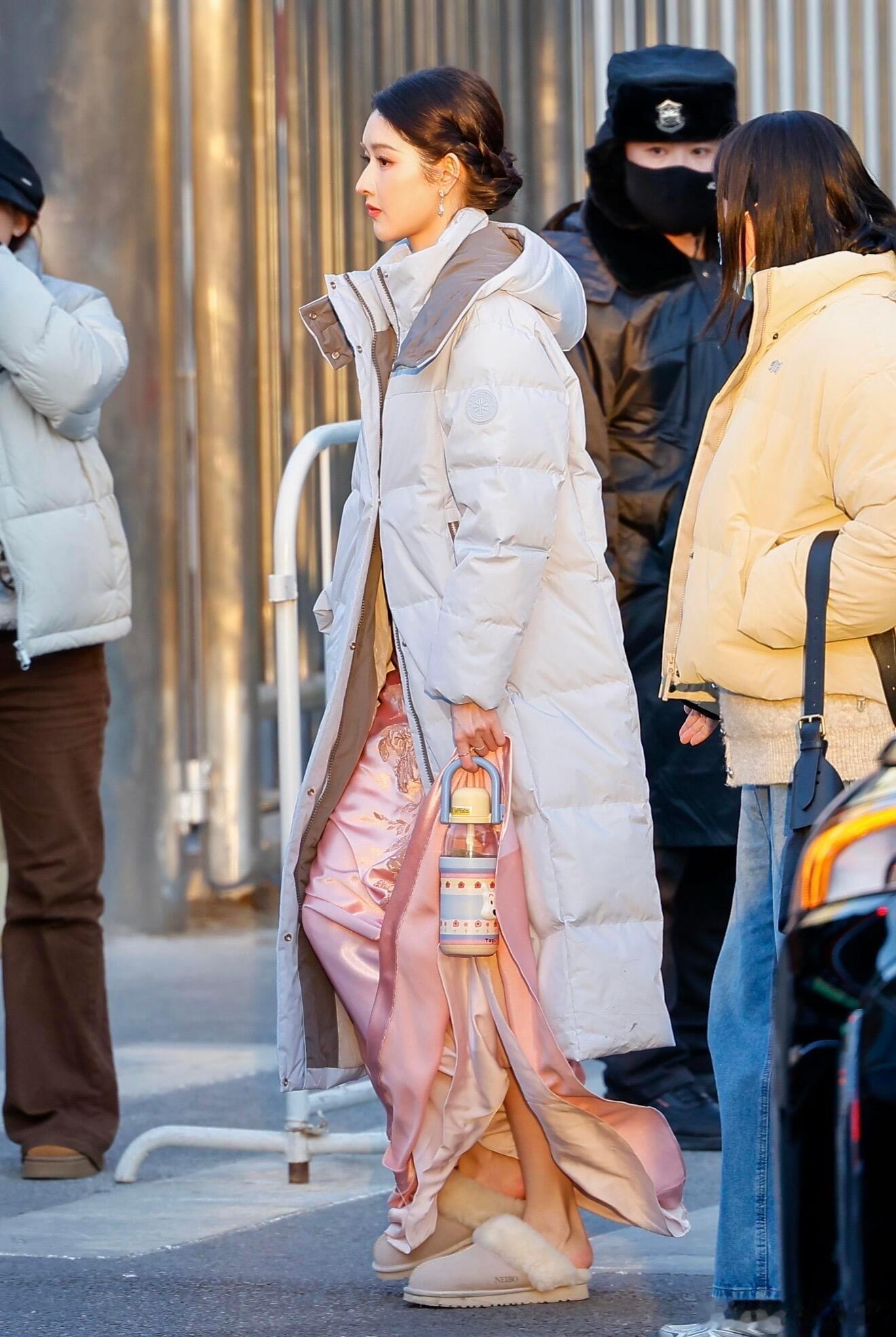 近日，王玉雯现身北京，参加春晚彩排下班照，她穿着礼服裙，外搭一件长款羽绒服，从里