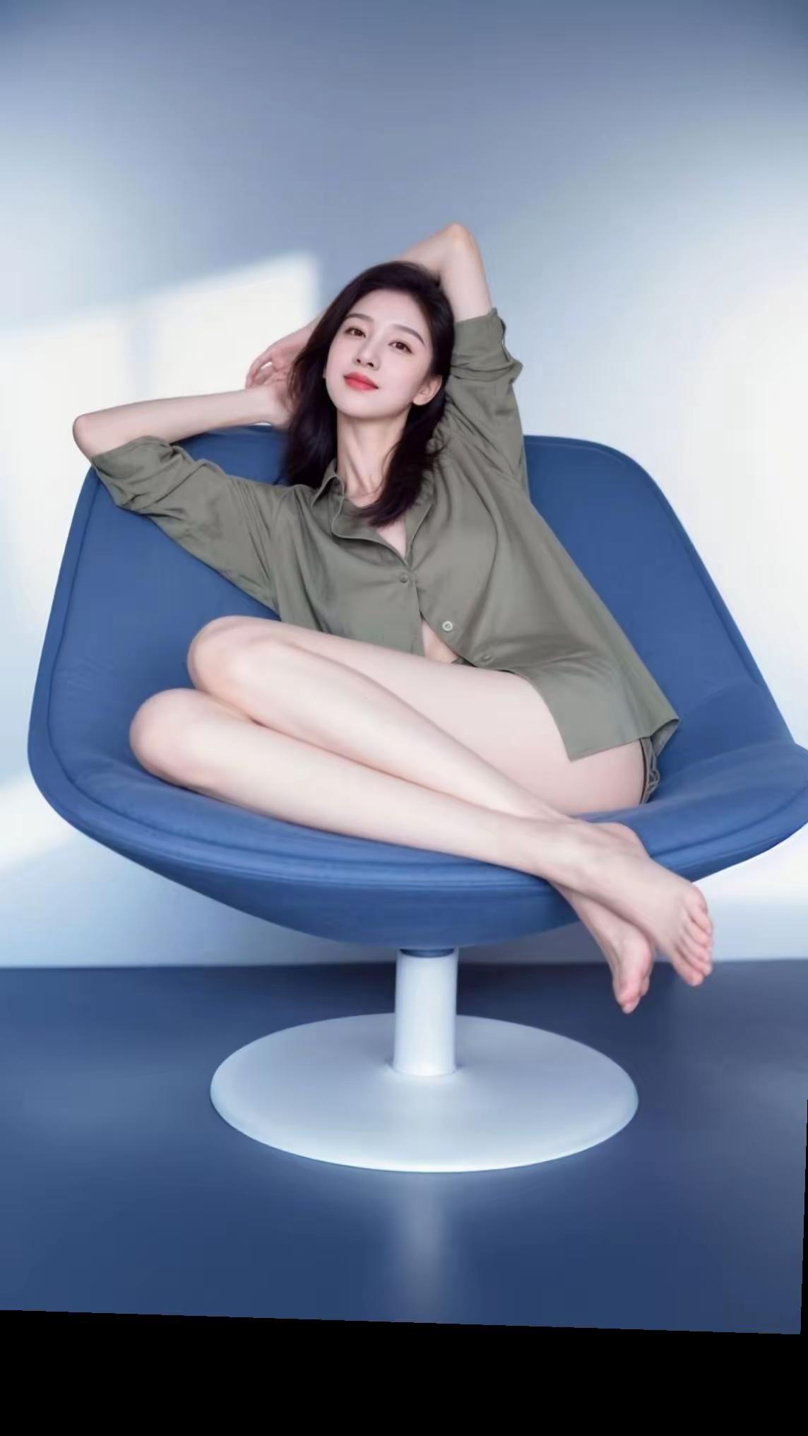 慵懒午后，蓝椅上的时尚穿搭