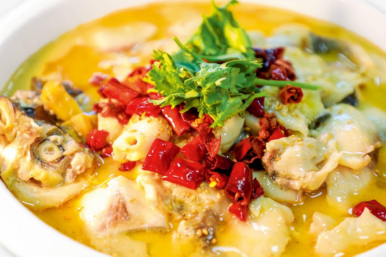 徐文兵：做酸菜鱼的讲究是汤要浓、要白，味道要醇厚，鱼片要鲜嫩。其实挺矛盾的，把鱼