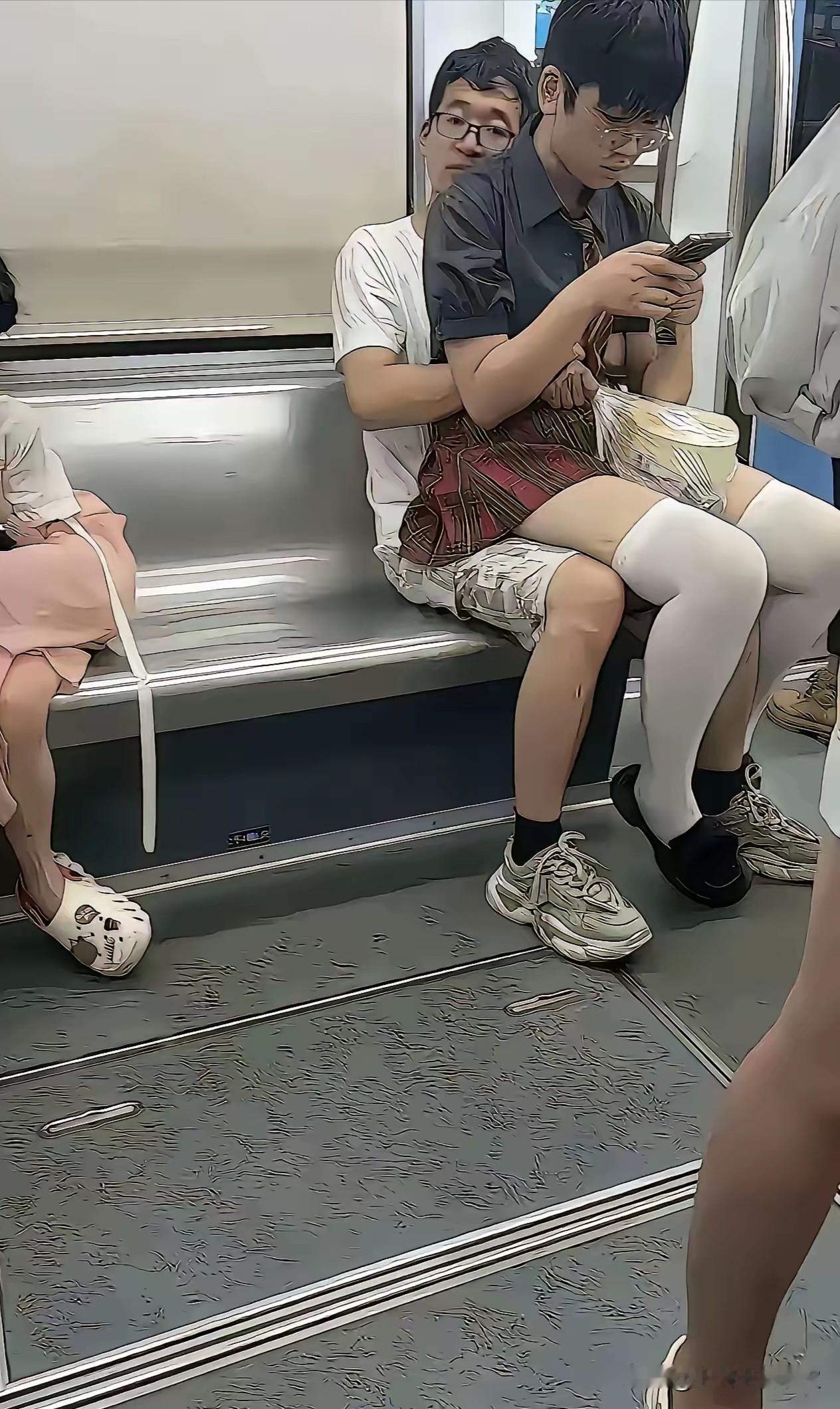 几天前在网上看到有外地宁发帖说在上海地铁车厢里，两个年轻人坐在一起乘地铁，说上海