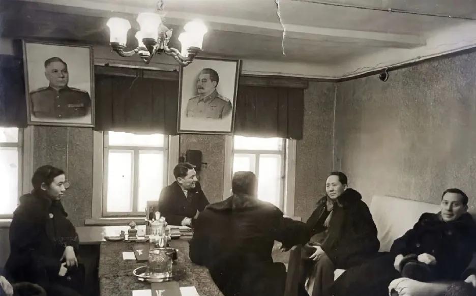 在这张珍贵的历史照片中，伟人身处苏联，正与苏共相关工作人员热切交流。1949年1