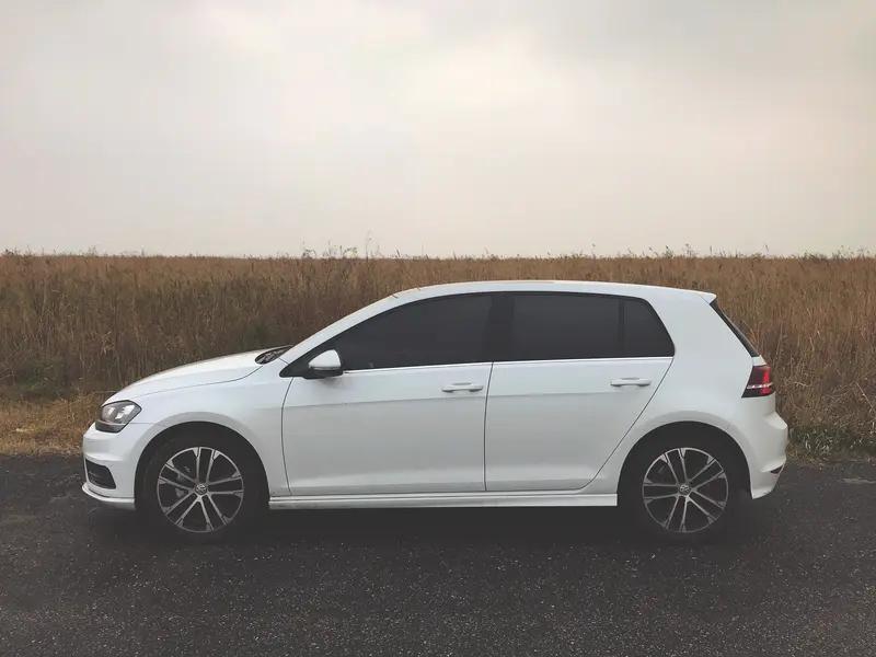 有人说100,000的车和300,000的车开起来就完全是两个感觉。其实未必