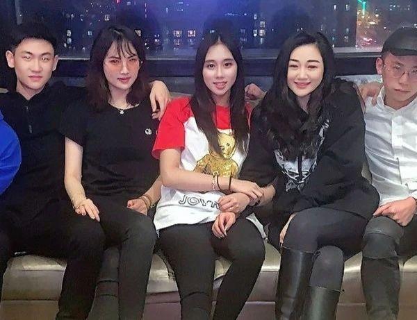 姚安娜和何超欣看起来很要好的样子，姚安娜出道当演员了，建议何超欣也出道当演员，毕