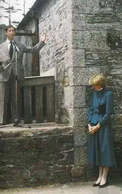 这张1983年拍下的老照片，记录下王室生活里十分难得的生活化一幕。35岁的查尔斯