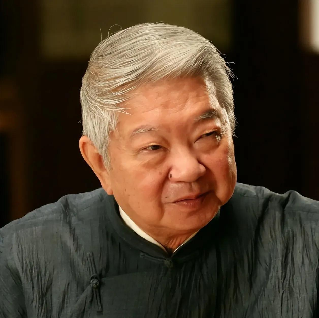 你信不信，蔡澜说过一句特别狠的话。他说，一个女人能不能交往，别看脸，别看身材