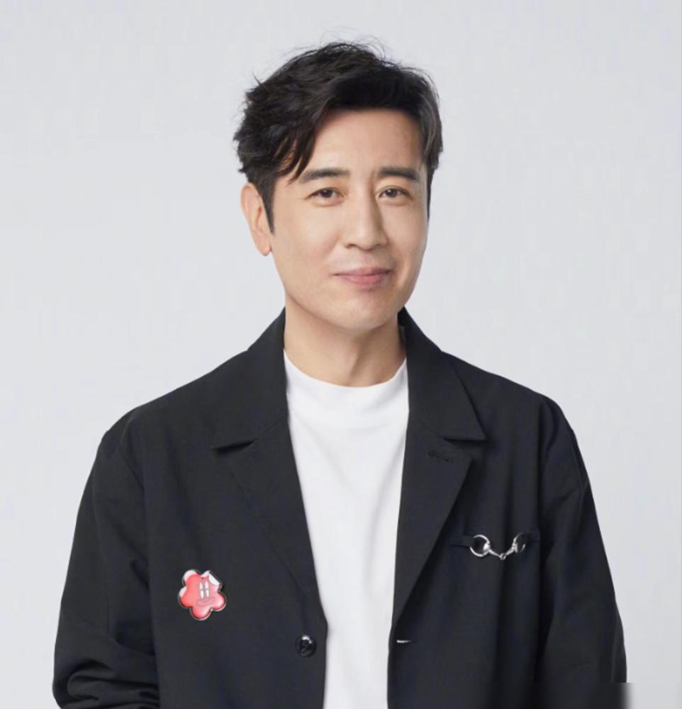 于和伟被亲生女儿“冷暴力”了整整17年。发微信像等圣旨，拍的戏人家一眼不看。