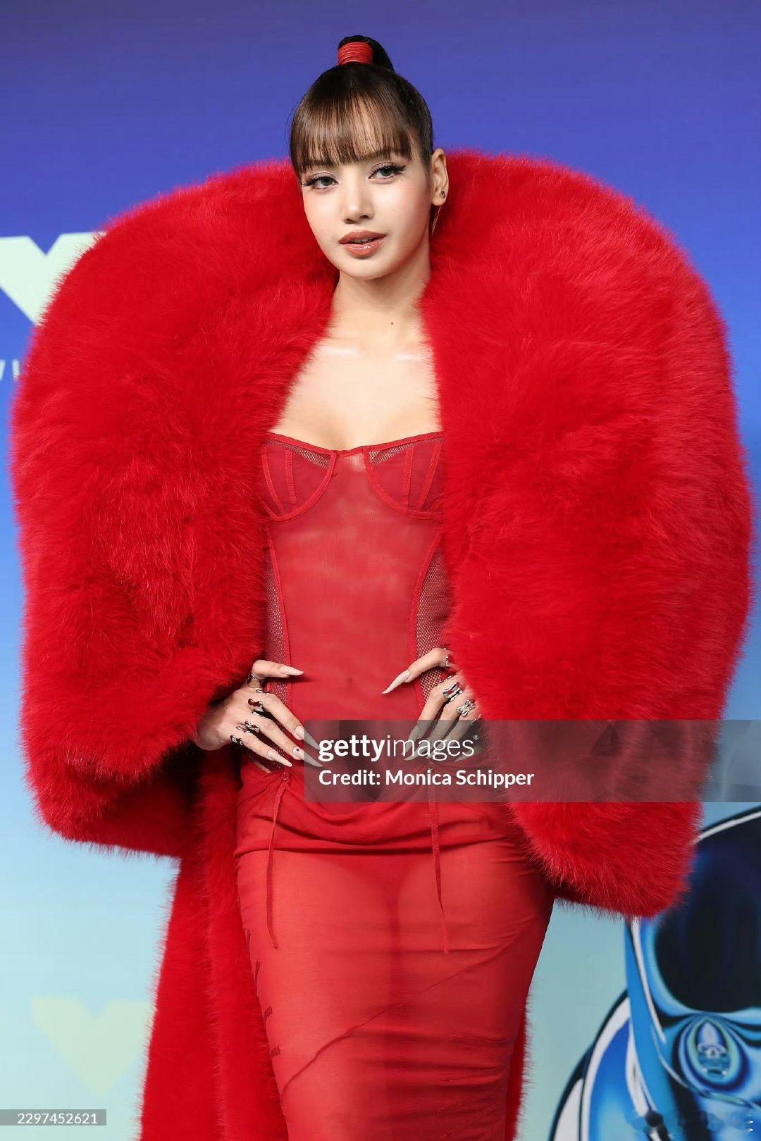 Lisa大红袍造型Lisa大红袍造型，好美啊🤩Lisa红裙G社生图​​​