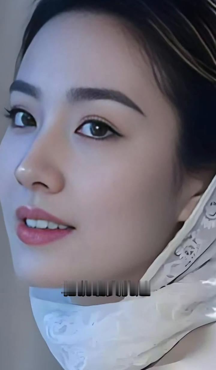 她稳坐亚洲第一美女宝座，相貌确实优越，面部轮廓精巧，比例和谐得刚刚好，目光流转间