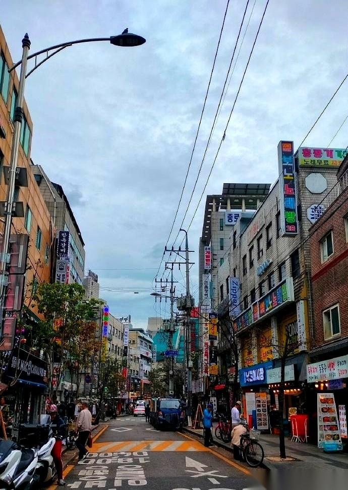 韩国反华？得了吧。你邻居突然天天指着你鼻子骂，你真以为是你垃圾没扔对？醒醒，