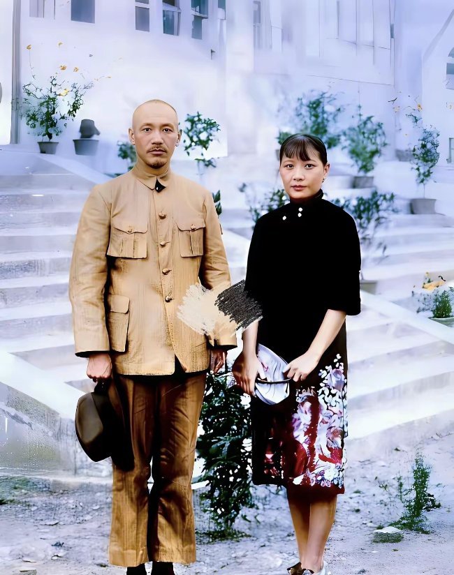 看这张照片，那宋美龄真的谈不上是什么美女！尤其是老蒋，看起真的像土匪，不管穿啥都
