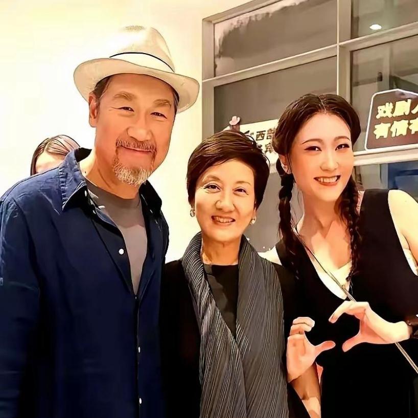 陪伴才是亲情最珍贵的模样同样是养女，两家相处状态大不同。邓婕放下事业陪伴孩