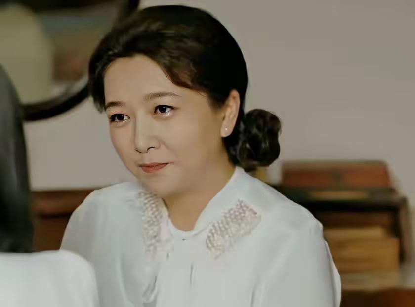 江珊一首《梦里水乡》认识了她一直很喜欢她她的长相符合梦里水乡的那种婉约的气