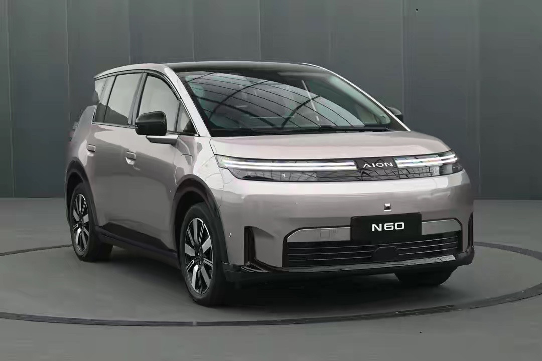 最近看到埃安N06的实车信息，想跟大家唠唠这台新车。从外观来看，它的设计走的是简