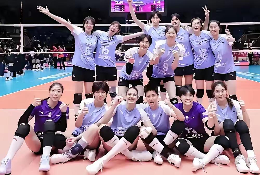 天津女排率先进入状态，且手握两局优势，却仍被吴梦洁所逆转，为啥？这绝对不是技不