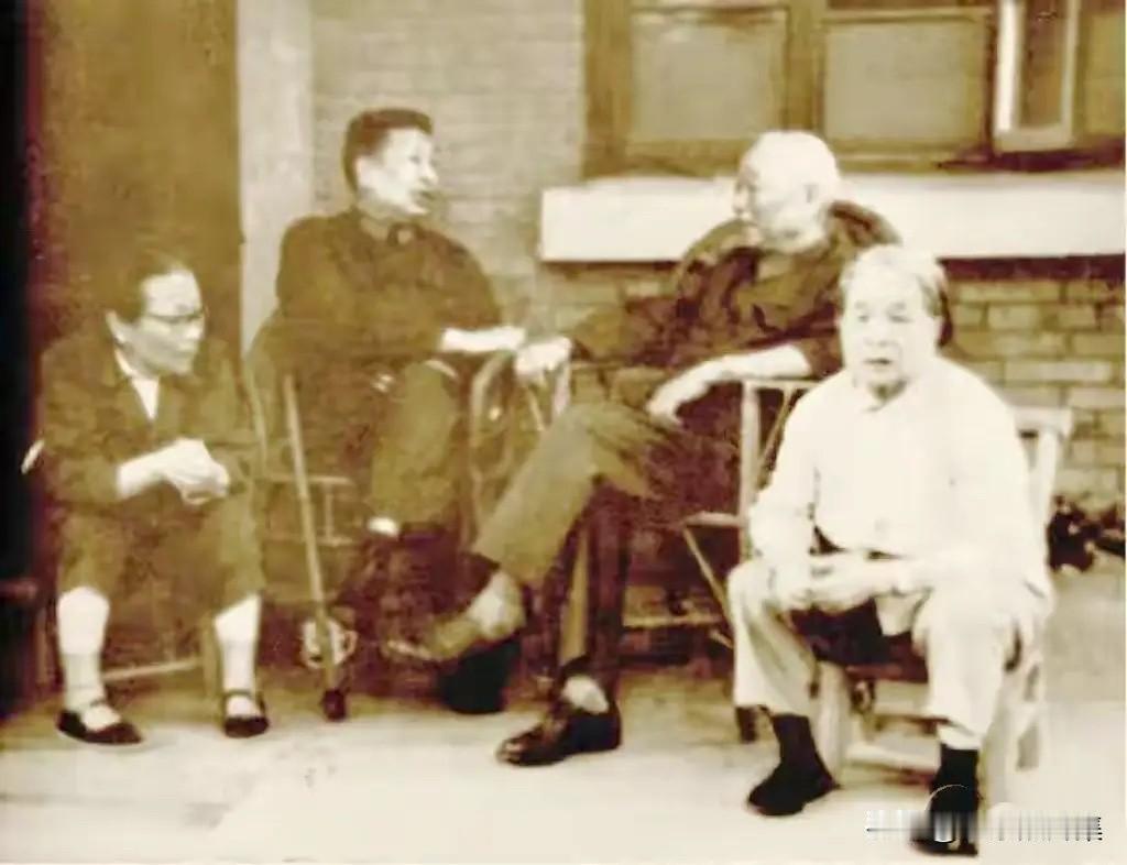二十世纪七十年代初，开国上将钟期光与夫人凌奔专程到南京，探望老战友、开国中将刘先