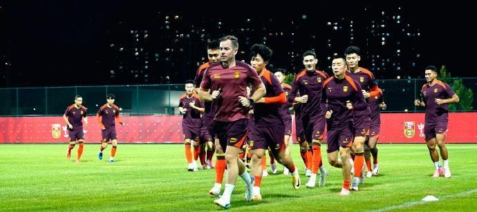 三个月无赛无训，主帅迟迟未定，亚洲杯备战几近空白——当一支国家队的训练日历比学生