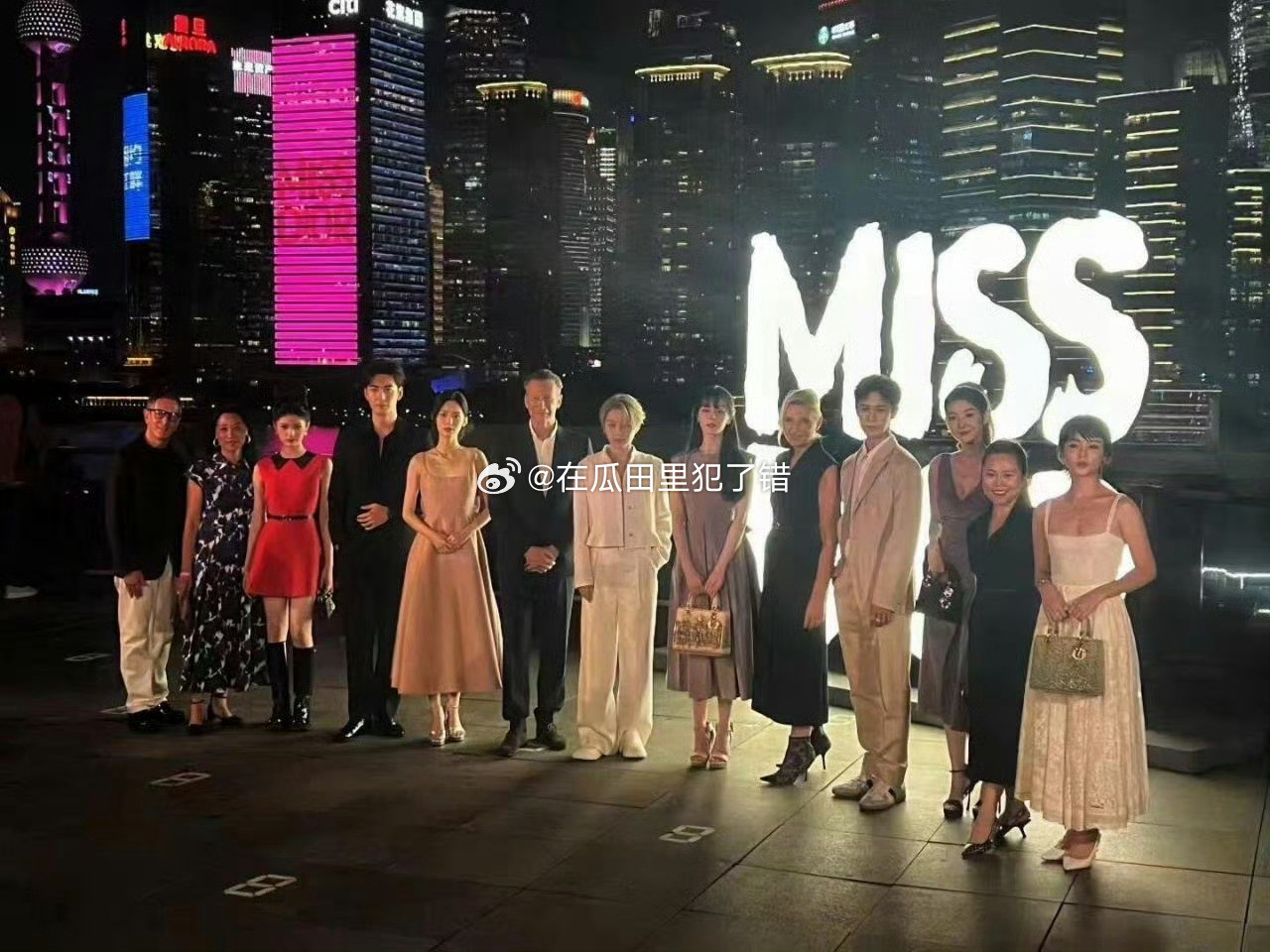 迪奥活动高清正式大合照，刘雨昕中心大c位，很明显了。​​​