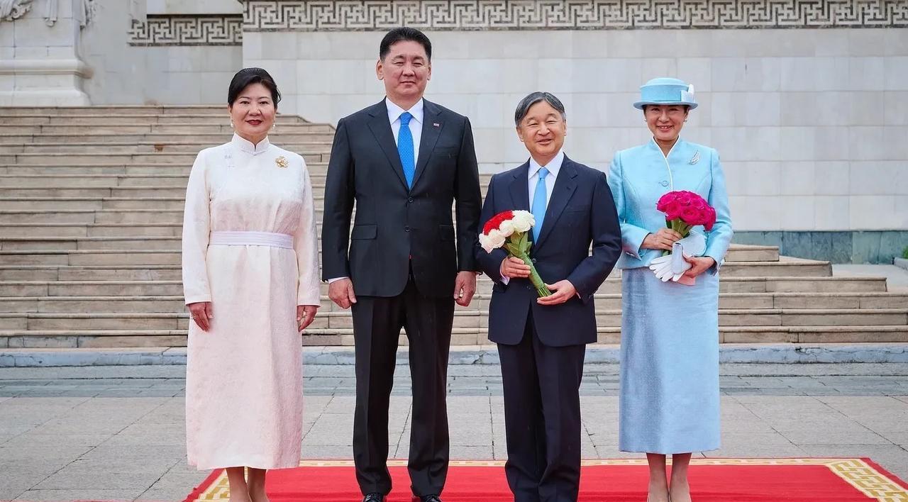 日蒙两国元首合影，天皇很可爱