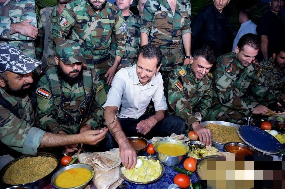 我上次说巴沙尔吝啬小气，给士兵吃的饭这么差，像饲料一样。而网友说，巴沙尔下去慰