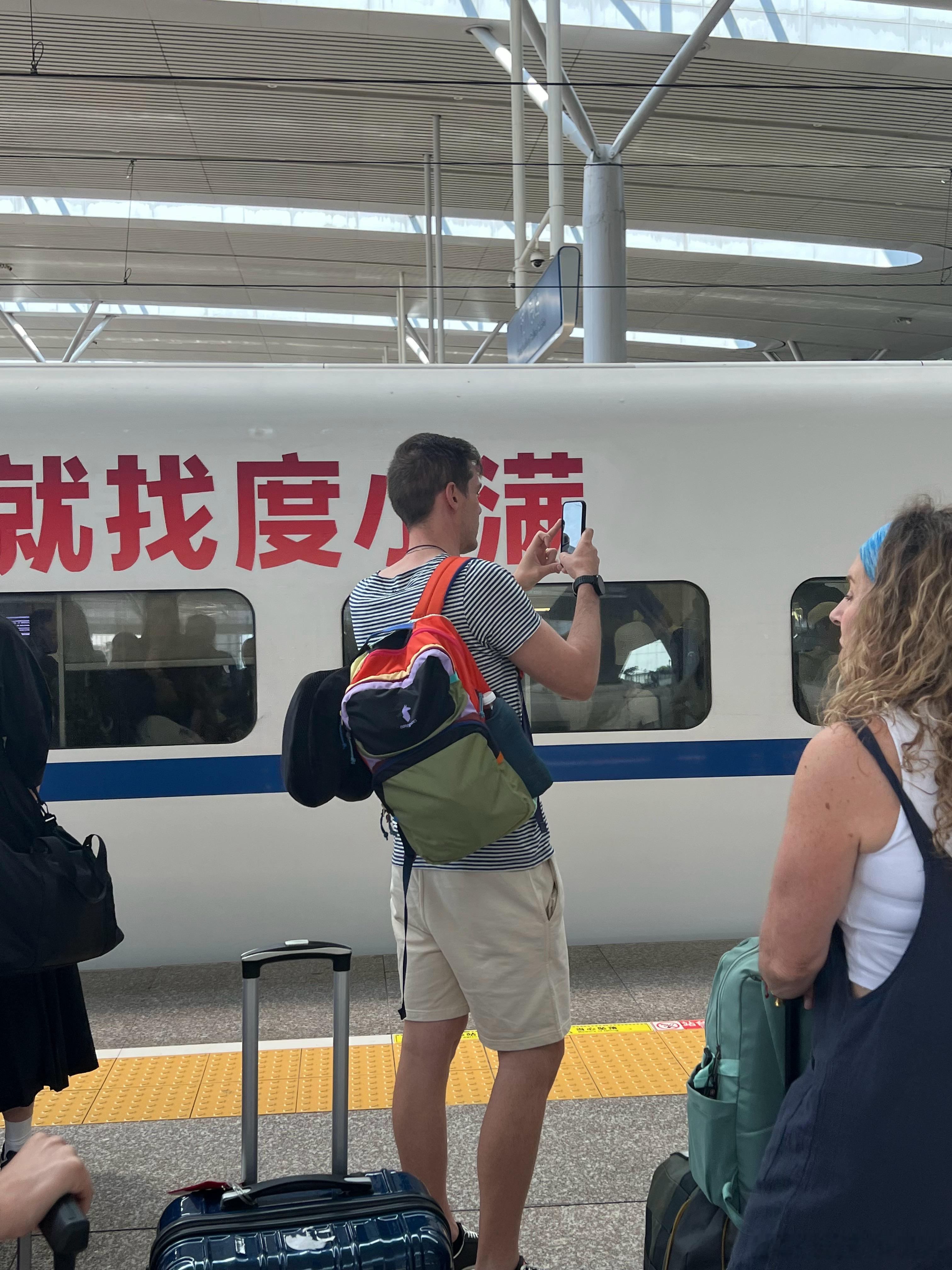给老外一点中国高铁的震撼[doge]​​​