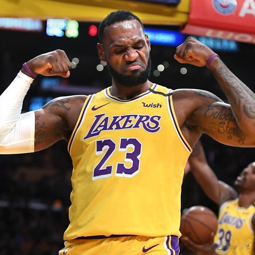 湖人赢球，但忧心啊！三人难留：1.詹姆斯：不给两年1亿留不住啊！首节送出8个助