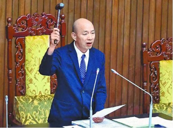 就在刚刚韩国瑜惨遭打脸，台湾政坛规矩被彻底玩坏。 原本一心想居中调解、推动