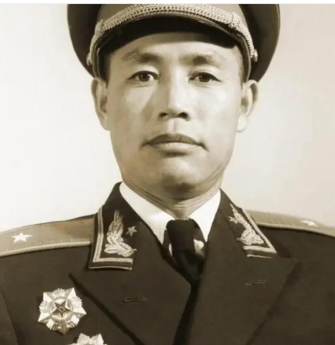 1950年，邓岳率部行军迷路时，发现路边有一日式房屋，冲进去问路，却发现一群人端
