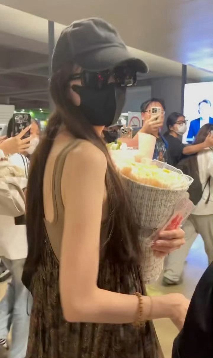 娜扎瘦的骨头根根分明明星真的对瘦有种很难理解的追求。其实太瘦真的也不好看啊​​