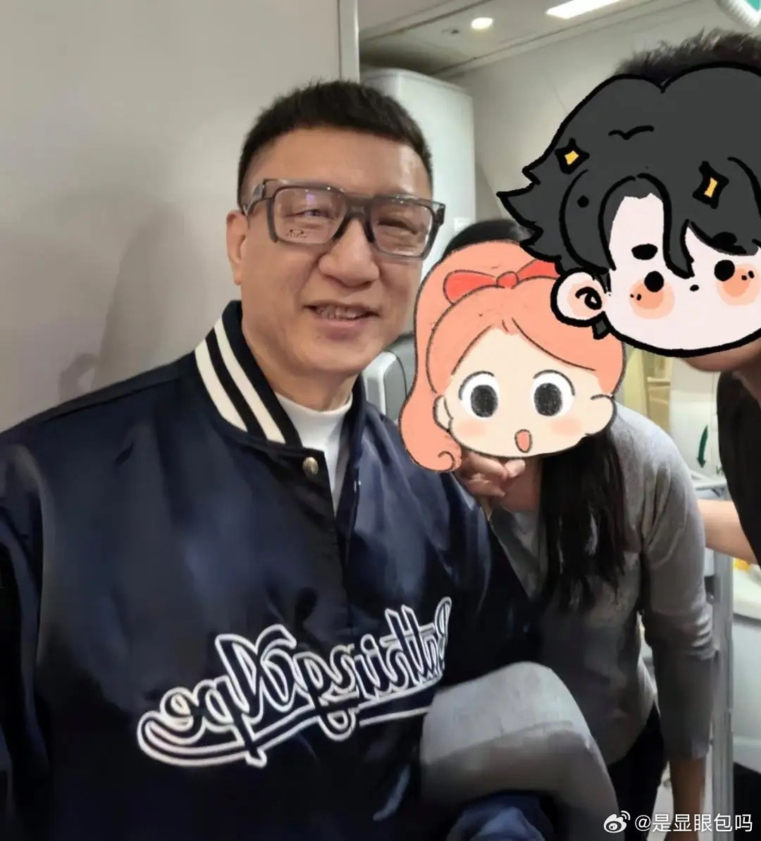 孙红雷从新西兰坐飞机回国被偶遇，他坐商务舱，得到了空姐的贴心服务。当天他的打扮帅