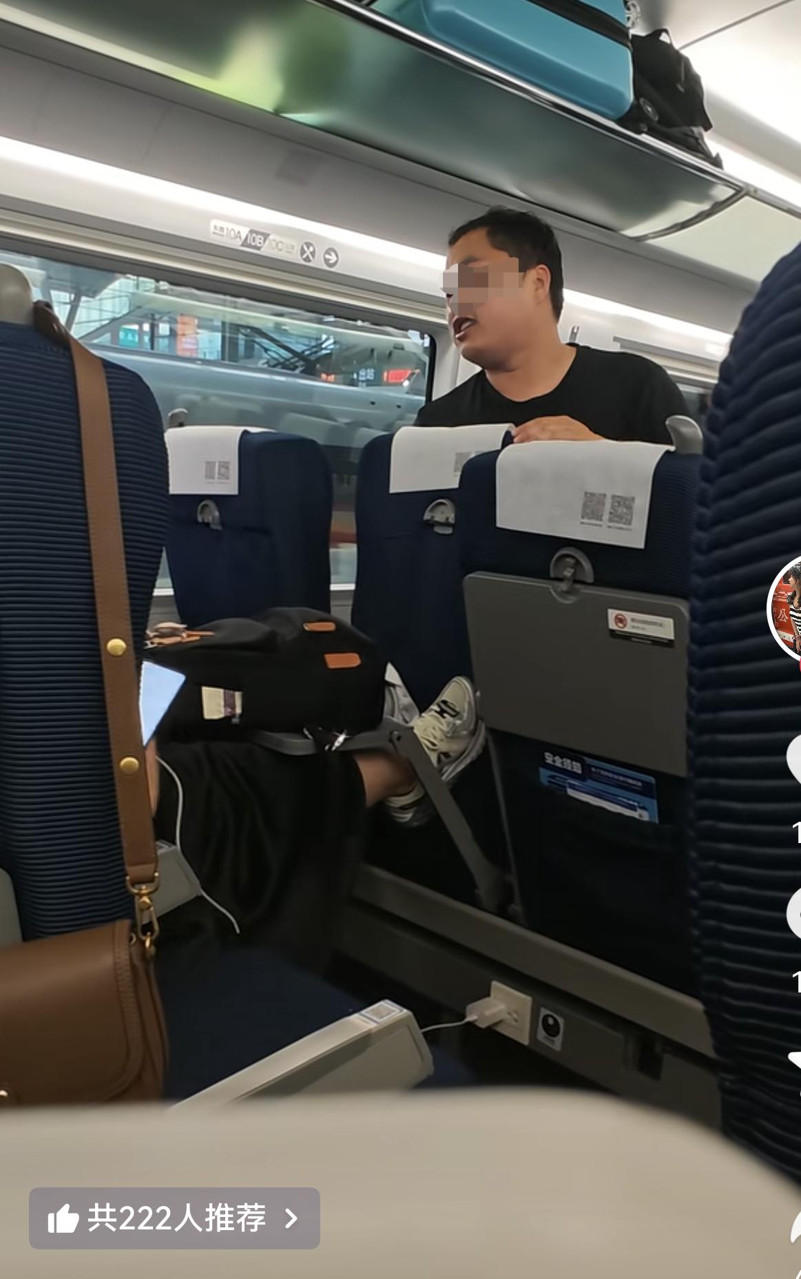 事发某高铁上，一前排男乘客调整座椅时被后排女乘客顶脚制止！问题来了，高铁座位倒下