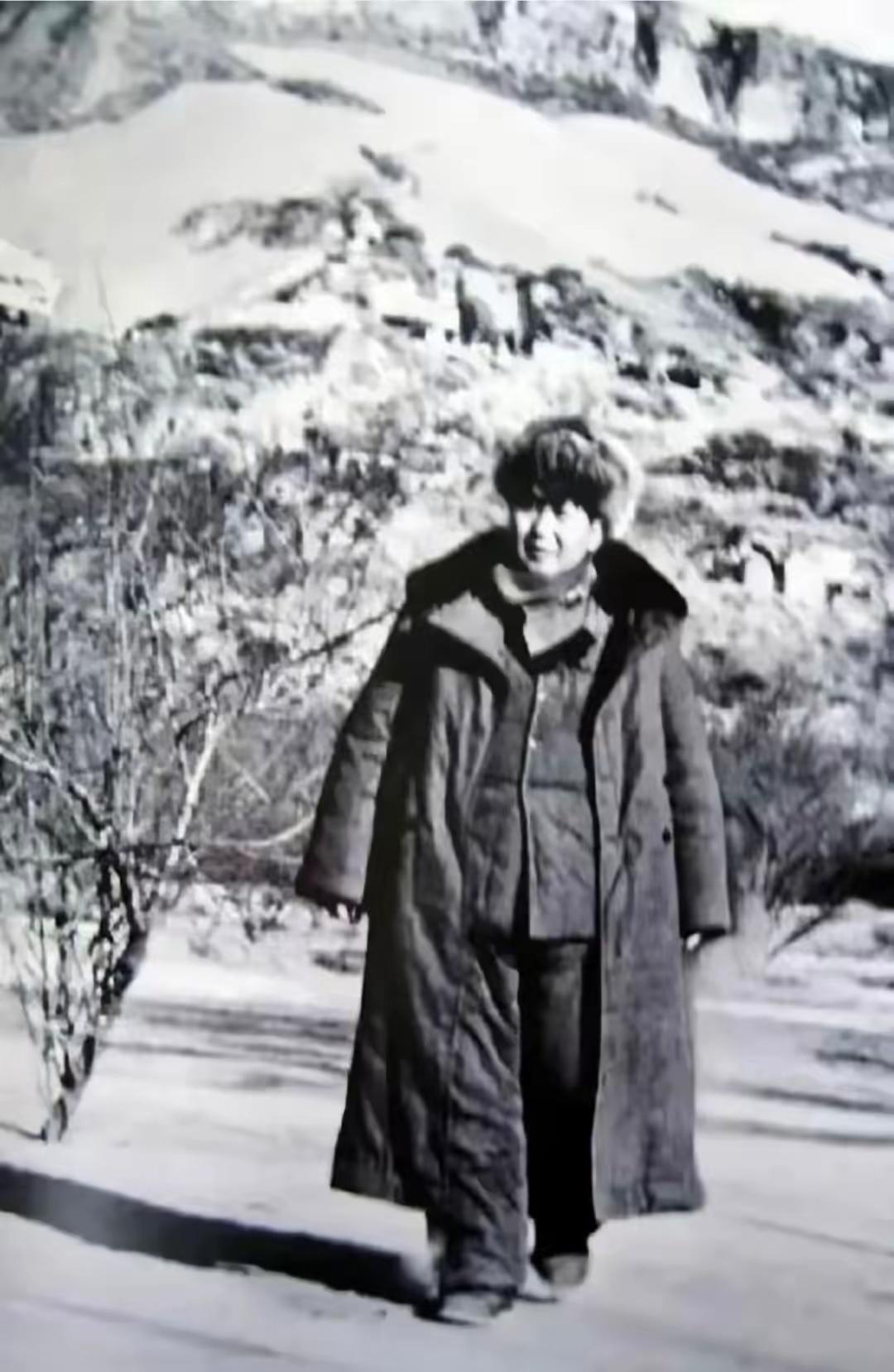 1942年的延安，真的快要揭不开锅了。队伍要吃饭，伤员要买药，边区要运转