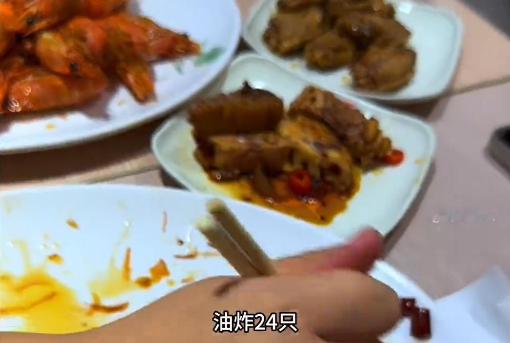 消费者带自购的72只活虾到大连某餐厅，付60元加工费后上桌仅剩61只