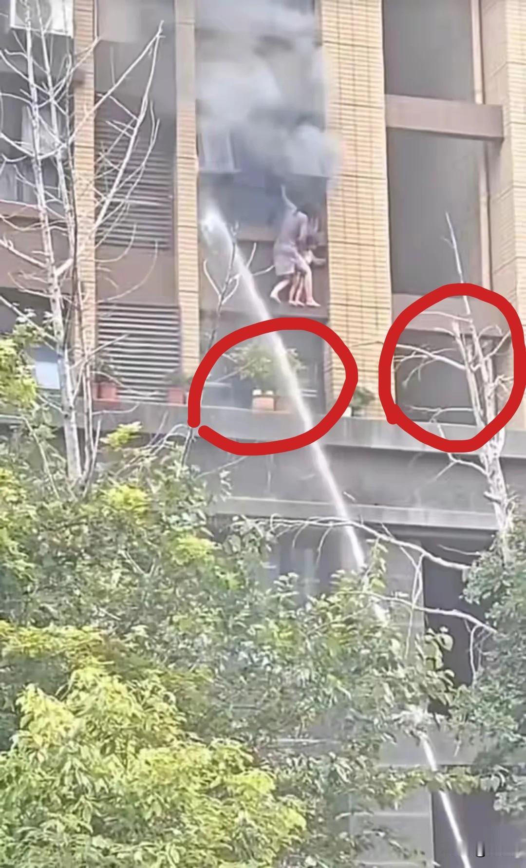 江苏这场火灾，看了现场图，如果这样救援，或许就能把母女两人救下，就不会造成一死一