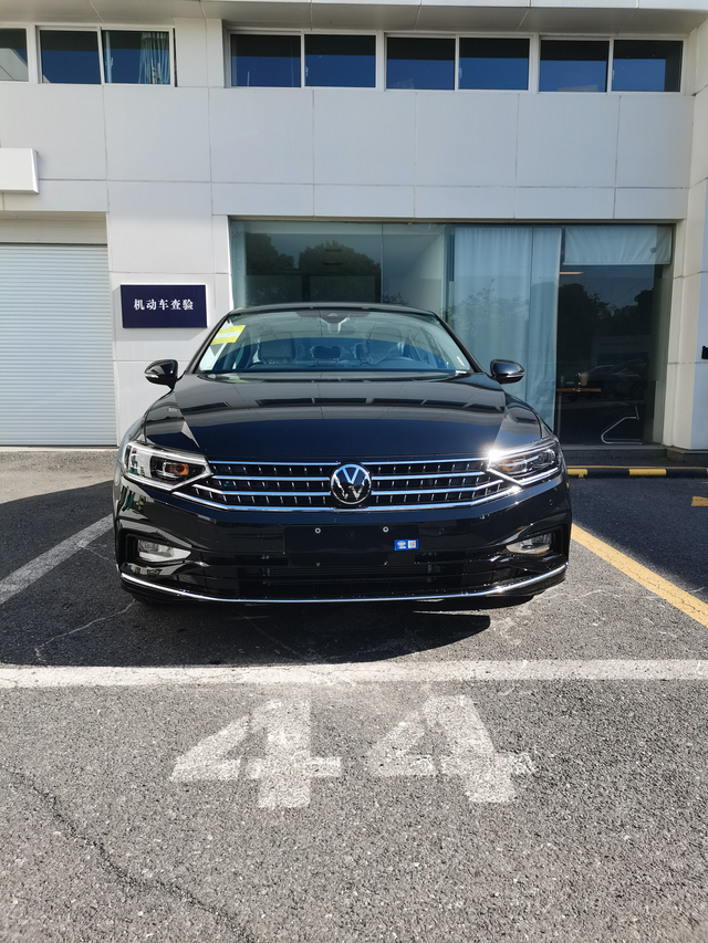 喜提2023款迈腾330豪华版从选车到买车，用了半年的时间，雅阁凯美瑞，速腾，