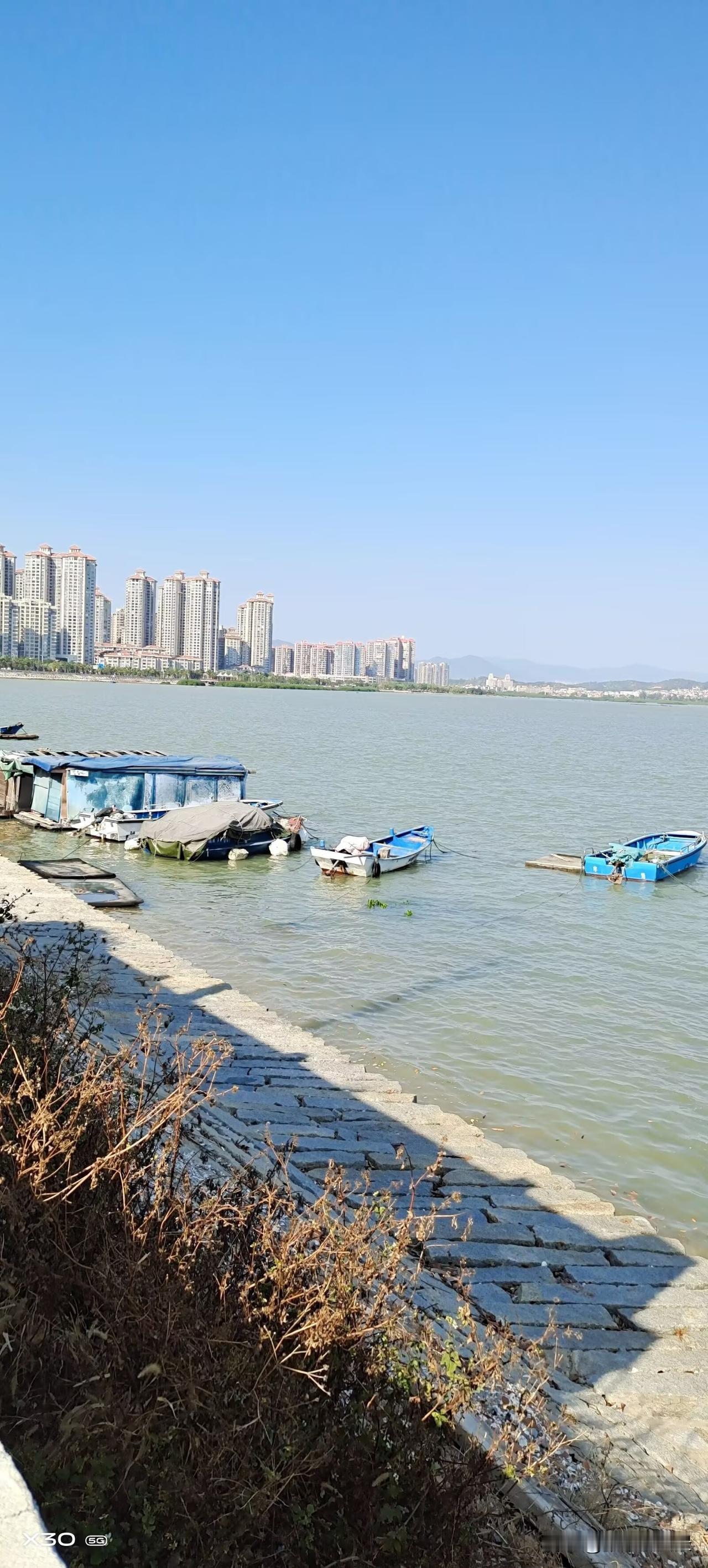 泉州的海边风景，简直是浪漫与惊艳并存！它有着498公里蜿蜒的大陆海岸线，姿态万千