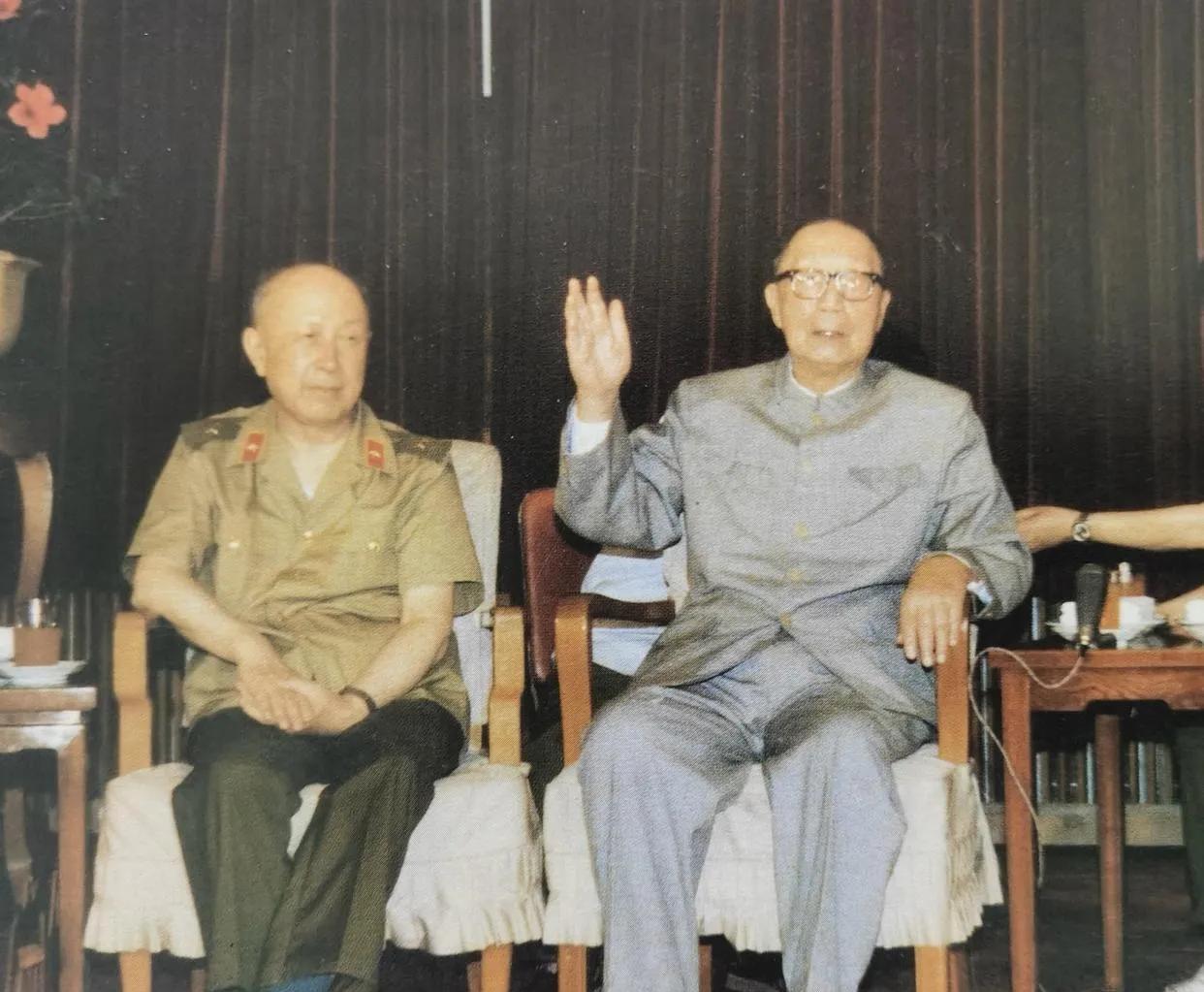 1986年，聂荣臻元帅和钱学森院士的罕见合影，此时正值航天创业30周年，航天部的
