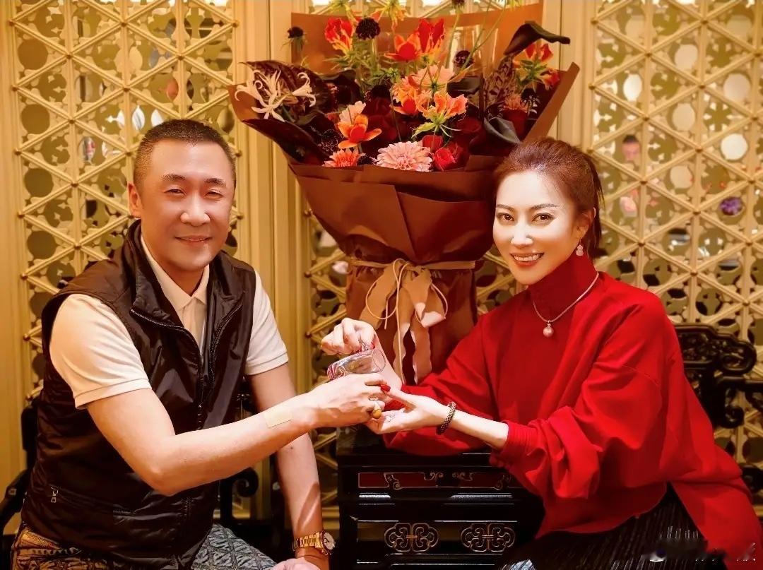 章子怡哥哥结婚20周年晒全家福，章父章母保养年轻，仨子女颜值高！