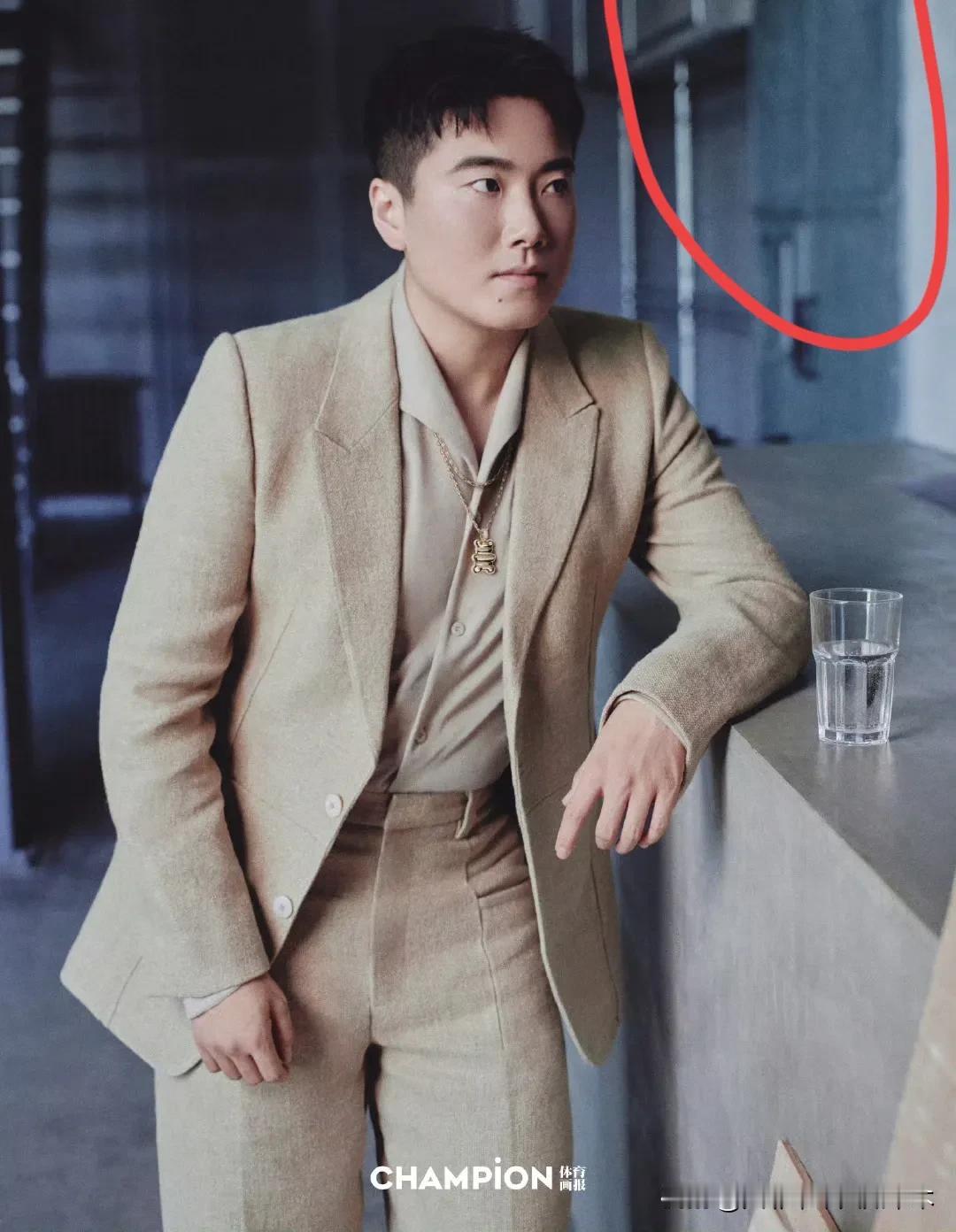 怎么说呢，梁靖崑这个杂志可以说是跟时尚一点儿不沾边，倒是挺“规规矩矩”的！形象
