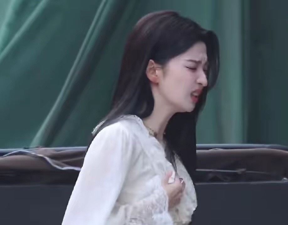 原来女明星的耳夹带着也会痛，王楚然耳夹掉了耳朵都红了看着都痛…什么工作都不容易