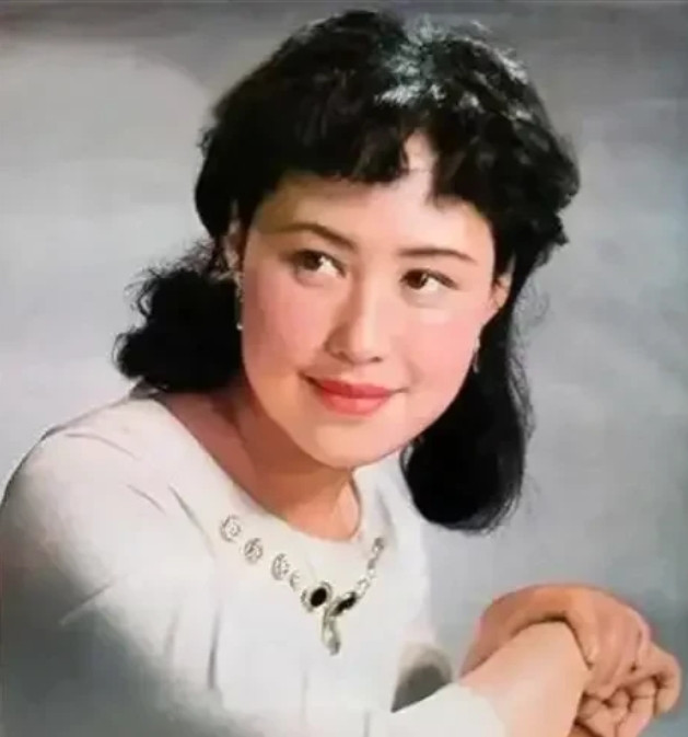 1968年，18岁的斯琴高娃与大他9岁的导演孙天相结婚，婚后生下女儿孙丹。一天，