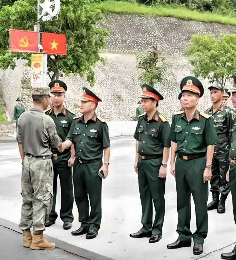 中越首次联合军演开始了，仔细看完这两张照片，以我二十多年的从军经验判断，越南方向