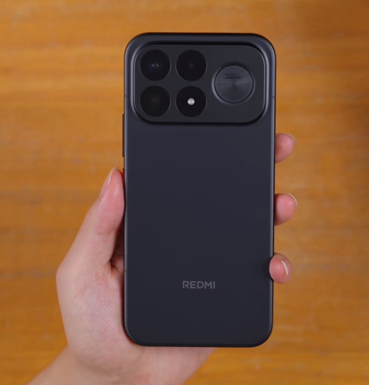 现阶段准备换手机是同学必须要面临的一个问题就是8E5处理器的REDMIK100ProMax和新发布的