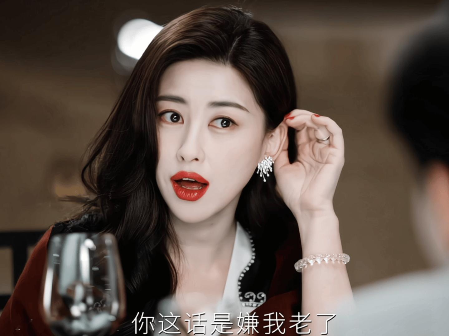 朱珠穿搭朱珠的“老钱风”穿搭，在《蜜语记》里展现得淋漓尽致。不是那种刻意的精致