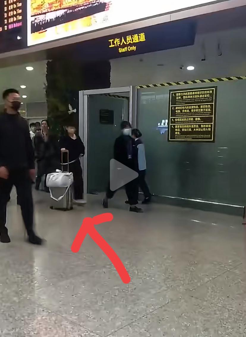 国乒顺利抵达重庆，孙颖莎拿了1个箱子1个包，王楚钦一身休闲装，受到热烈欢迎，